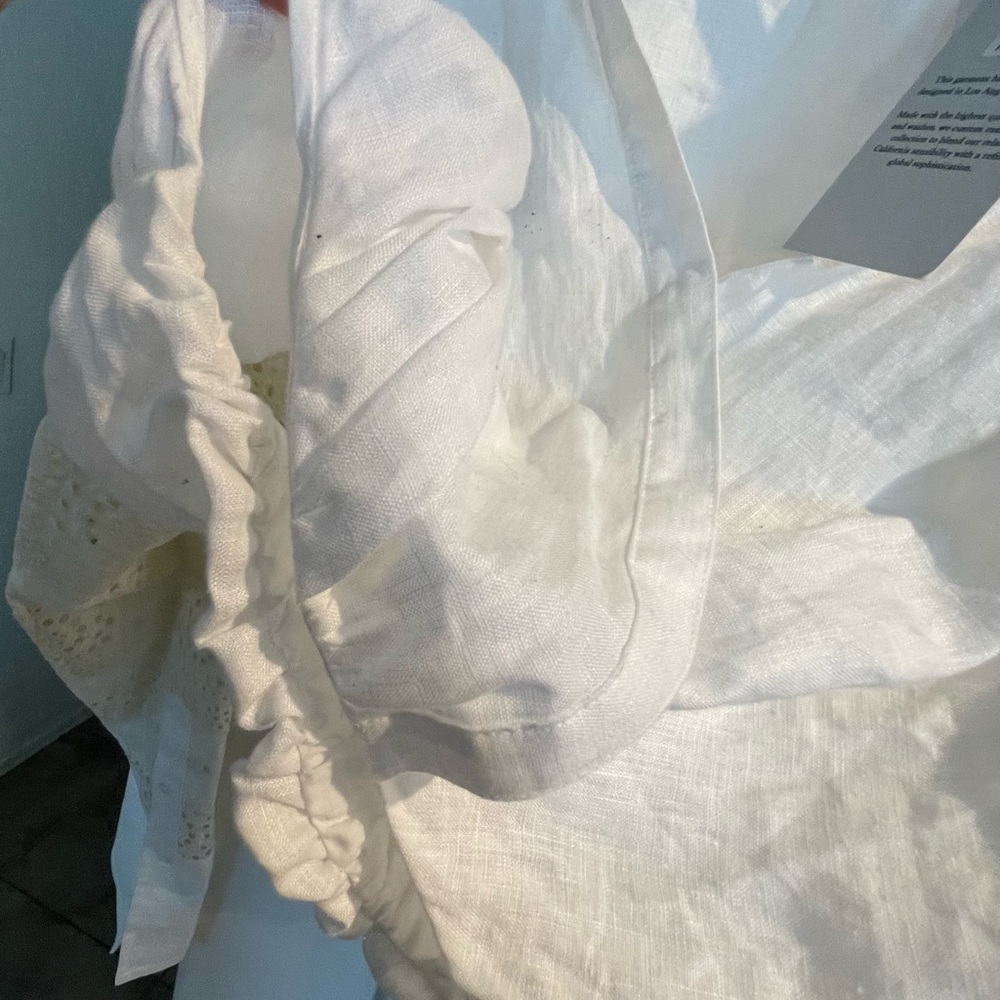 A.L.C. Sexy Ivory linen Mason front twist top w/eyelet sleeves. Size runs small! - Picture 14 of 16
